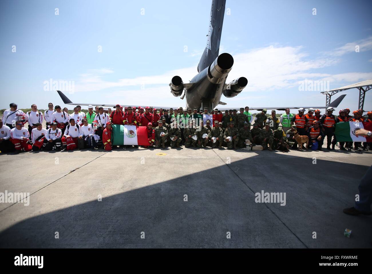 Manta, Ecuador. Xviii Apr, 2016. I soccorritori messicani comportano per le foto come essi arrivano a Manta's aeroporto dopo il terremoto di Manta, provincia di Manabi, Ecuador, il 18 aprile 2016. Il numero di vittime di un devastante terremoto che scuoteva Ecuador il sabato è balzato a 413, il paese del ministero della Sicurezza coordinamento detto lunedì. © Santiago Armas/Xinhua/Alamy Live News Foto Stock