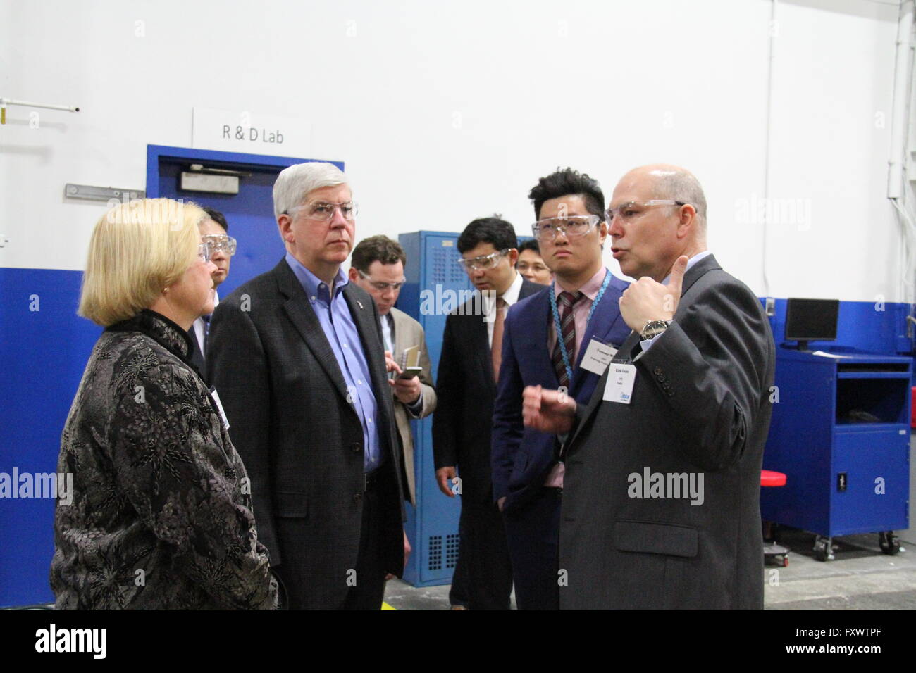 Warren, STATI UNITI D'AMERICA. Xviii Apr, 2016. Michigan governatore Rick Snyder (2 L) e Wu Jinhua (2R), CEO di cinese Wanfeng privato Technology Group, visitare il sito Web U.S. robot industriale Paslin produttore, a Warren, gli Stati Uniti, 18 aprile 2016. Un handover cerimonia si è svolta qui lunedì dopo il cinese Wanfeng privato Technology Group aveva acquisito tutti i picchetti di U.S. robot industriale fabbricante Paslin per 300 milioni di dollari. Credito: Xu Jing/Xinhua/Alamy Live News Foto Stock