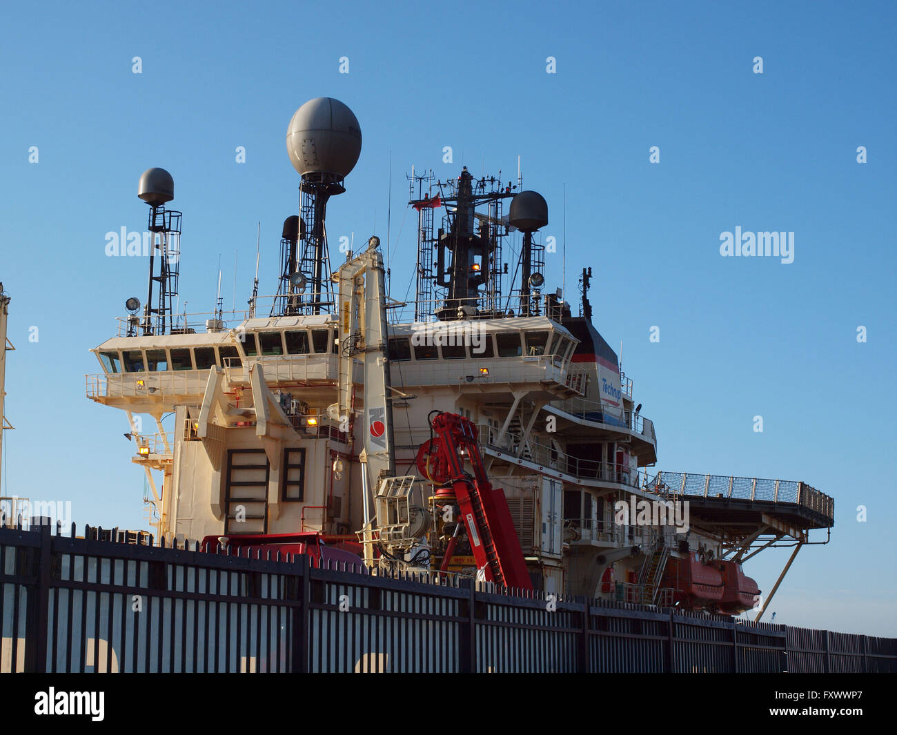 Newcastle Upon Tyne, 19 aprile 2016, UK Meteo. Technip UK, costruzione offshore Nave. Il 9158ton ''Wellservicer'' lo scarico di macchinari su una mattina di sole sul fiume Tyne. Credito: James Walsh Alamy/Live News Foto Stock