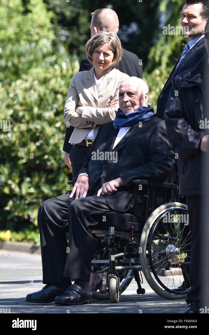 Oggersheim, Germania. Xix Apr, 2016. L'ex cancelliere tedesco Helmut Kohl (C-R) e sua moglie Maike Kohl-Richter (C-L) nella foto dopo aver visto off Ungheria il primo ministro Viktor Orban (non illustrata) a seguito della sua visita al loro soggiorno in Oggersheim, Germania, 19 aprile 2016. Foto: UWE ANSPACH/dpa/Alamy Live News Foto Stock