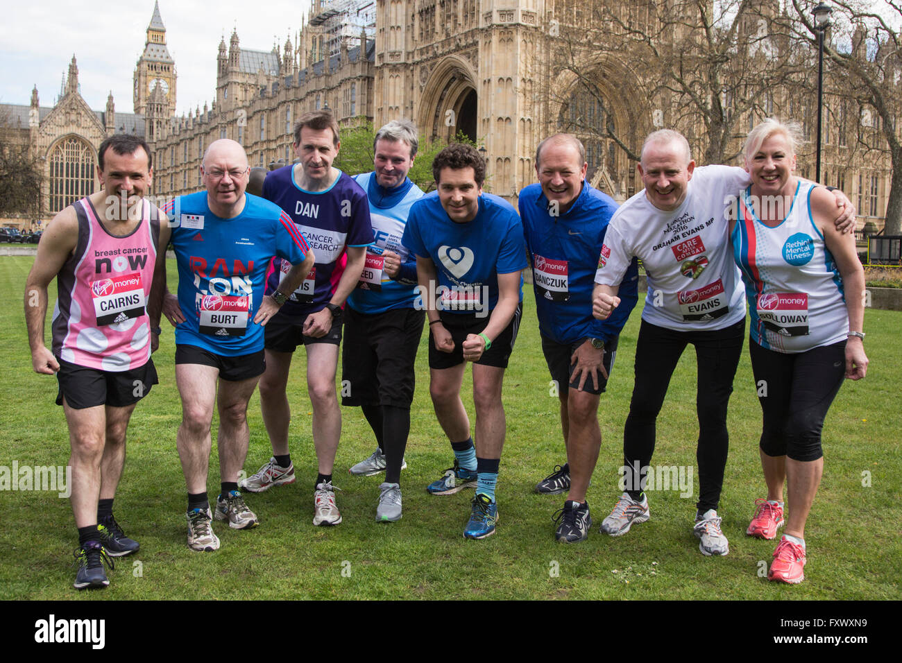 Londra, Regno Unito. Il 19 aprile 2016. L-R: Alun Cairns, Alistair Burt, Dan Jarvis, Jamie Reed, Edward Timpson, Simon Danczuk, Graham Evans e Amanda Solloway. Otto membri del Parlamento, comprese tre benchers anteriore, frequentare un photocall prima di iniziare a 2016 denaro VIRGIN LONDON MARATHON questa Domenica, 24 aprile. Tutti loro sarà la raccolta di fondi per beneficenza. Credito: Immagini vibranti/Alamy Live News Foto Stock