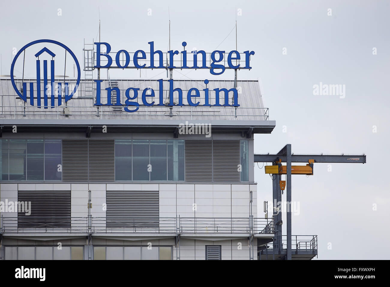 Ingelheim, Germania. Xix Apr, 2016. Il logo della società farmaceutica Boehringer Ingelheim in Ingelheim, Germania, 19 aprile 2016. La società ha riportato un aumento delle entrate per il 2015 da 11 per cento. Foto: THOMAS FREY/dpa/Alamy Live News Foto Stock