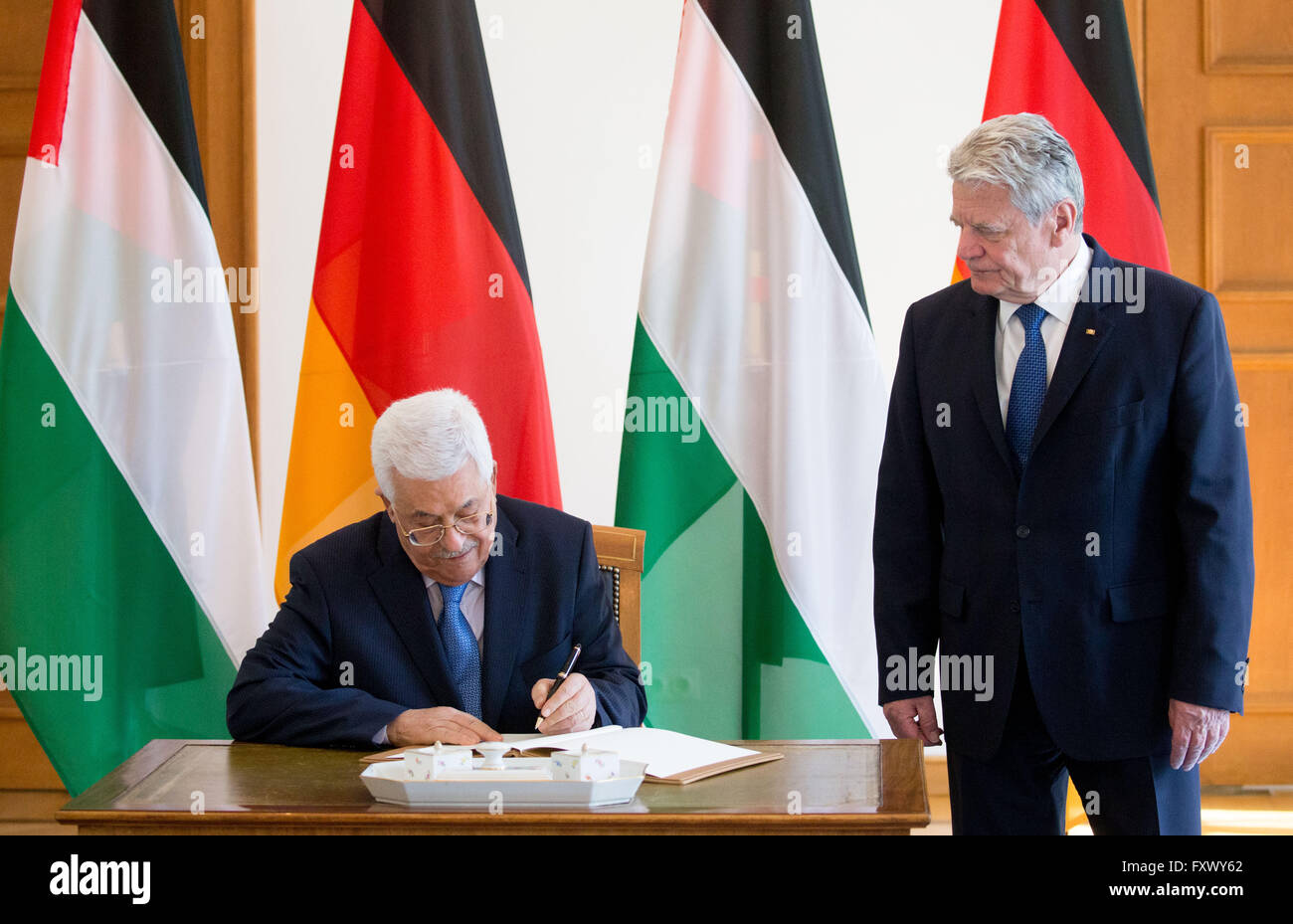 Berlino, Germania. Xix Apr, 2016. Mahmoud Abbas (L), Presidente dell' Autorità Nazionale Palestinese, Firma il guestbook come egli è stato ricevuto dal Presidente tedesco Joachim Gauck (R) al Bellevue Palace a Berlino, Germania, 19 aprile 2016. Foto: KAY NIETFELD/dpa/Alamy Live News Foto Stock