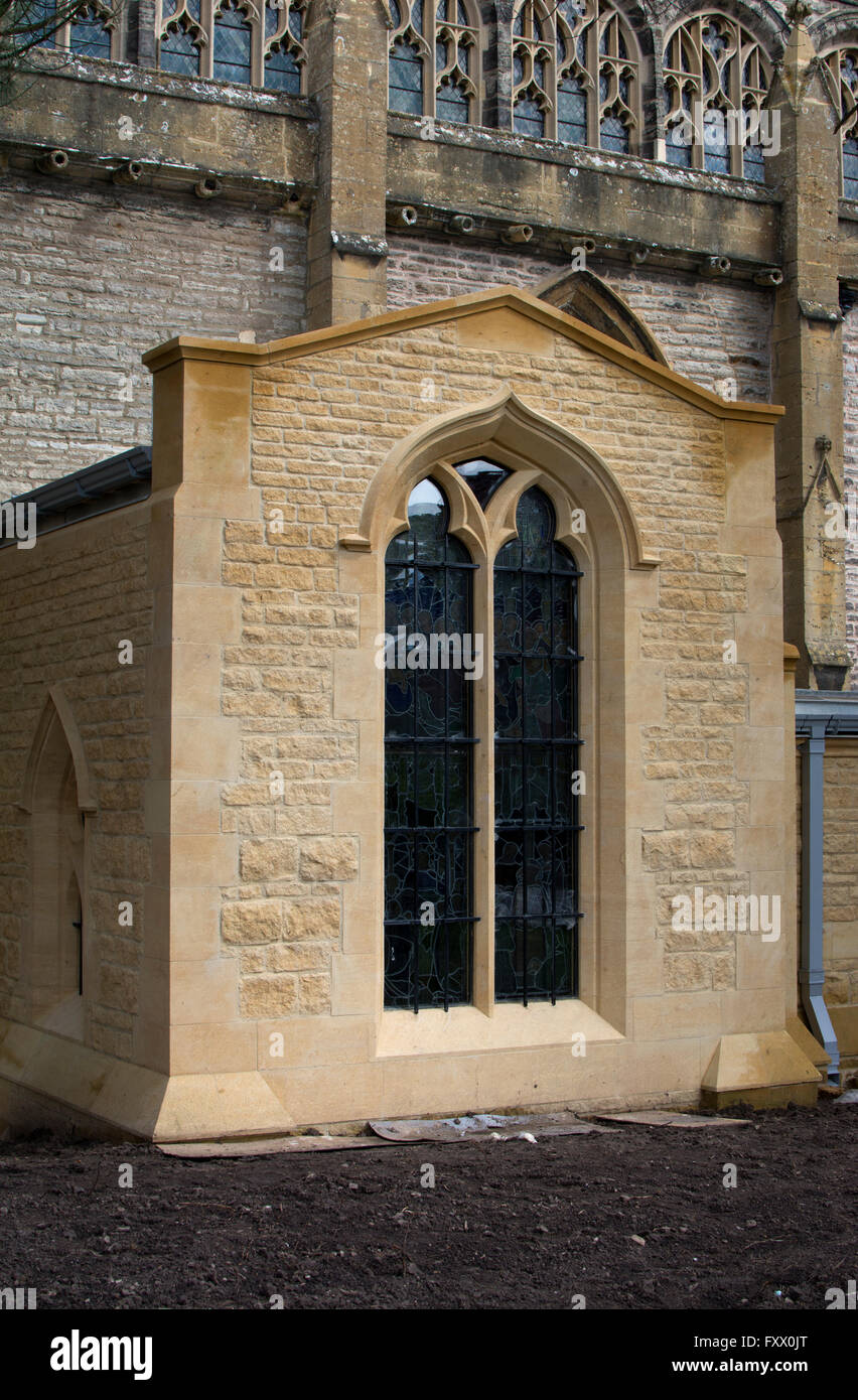 Stratford-upon-Avon, Warwickshire, Regno Unito. 19 Aprile, 2016. Il Portico del sud che fa parte della nuova costruzione sul lato sud con estensione della Chiesa della Santa Trinità, Stratford-upon-Avon. La proroga è stata completata in tempo per la celebrazione del IV centenario della morte di William Shakespeare sabato 23 aprile. Shakespeare la sua tomba è all interno della chiesa. Credito: Colin Underhill/Alamy Live News Foto Stock