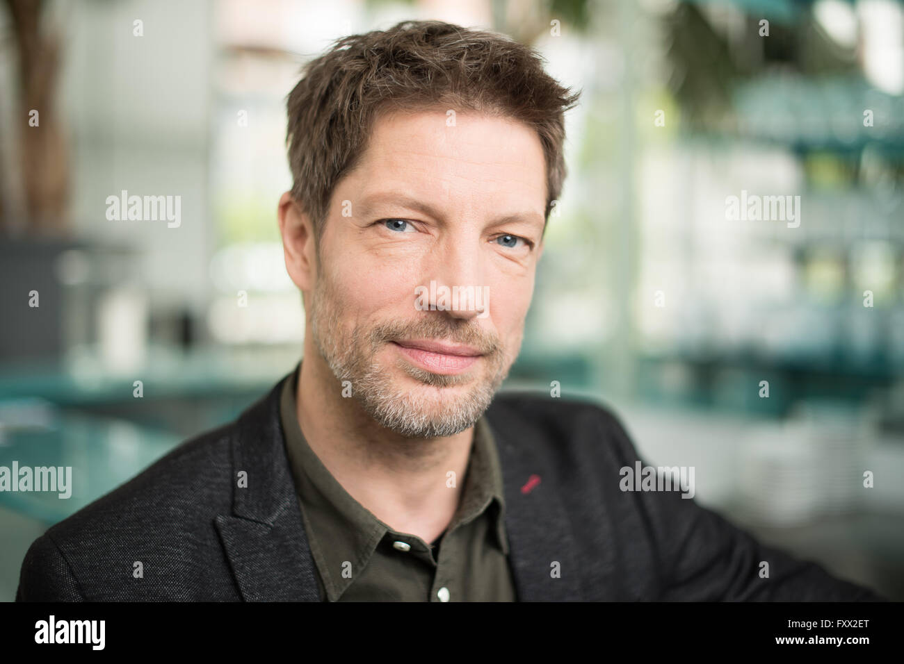 Amburgo, Germania. Xviii Apr, 2016. Mickey Hardt, nel ruolo di Mathis Segert, posa durante una chiamata foto ad Amburgo, Germania, 18 aprile 2016. L'ARD televisione serie "Rote Rosen" ("Red Rose') inizia nella tredicesima stagione con 200 nuovi episodi. Foto: Lukas Schulze/dpa/Alamy Live News Foto Stock