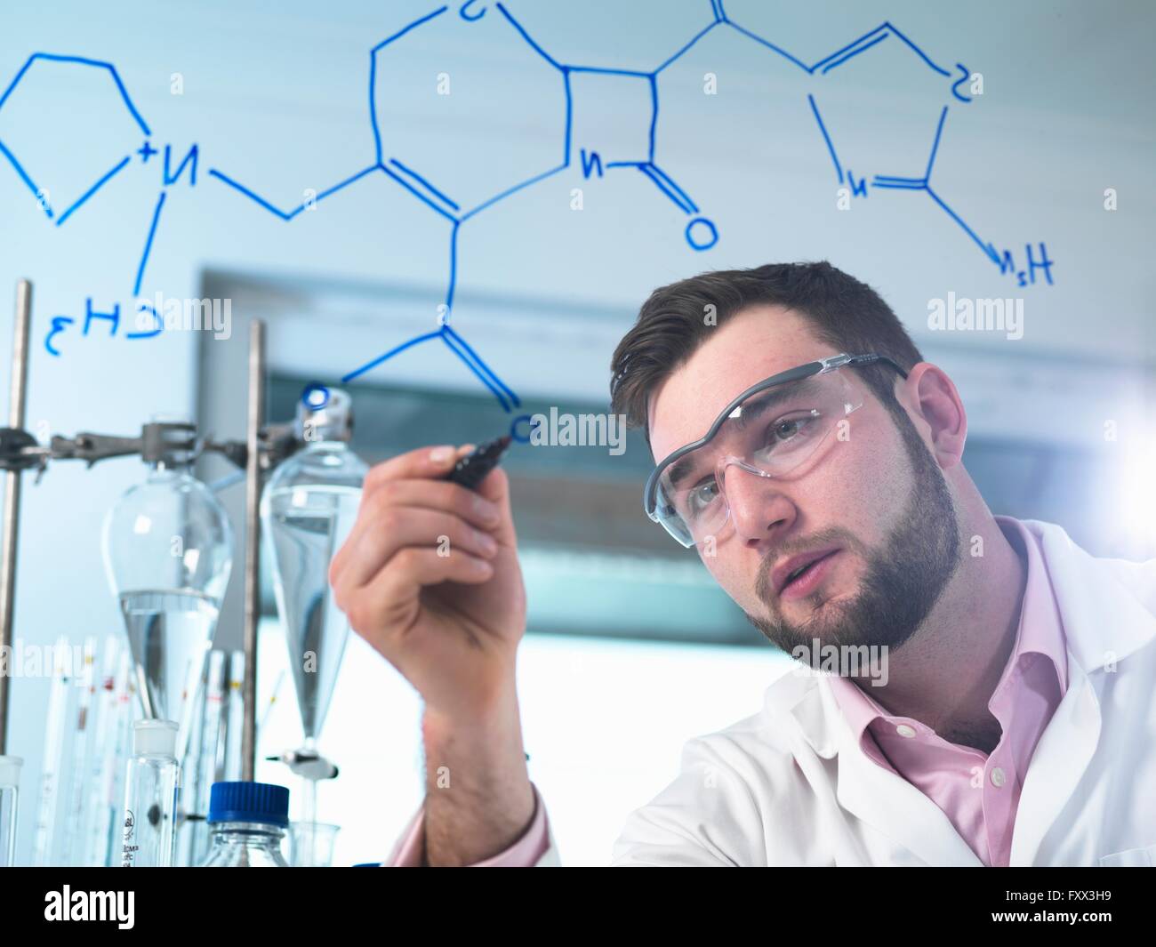 Scienziato che illustra antibiotico formula chimica in laboratorio per la ricerca farmaceutica Foto Stock