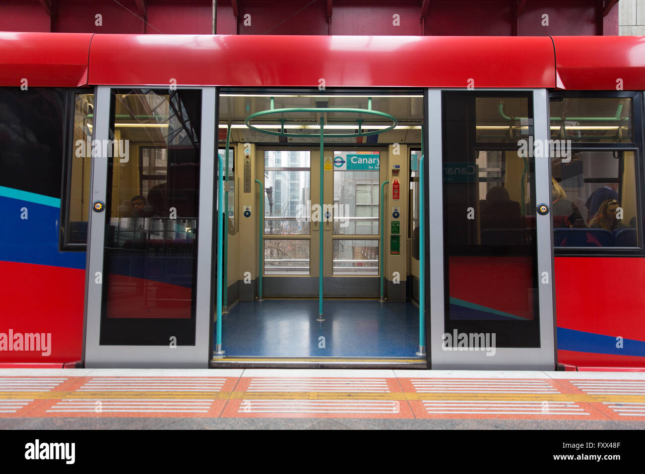 Treni DLR sulla piattaforma a Canary Wharf stazione, Londra, 15/3/2016 Foto Stock