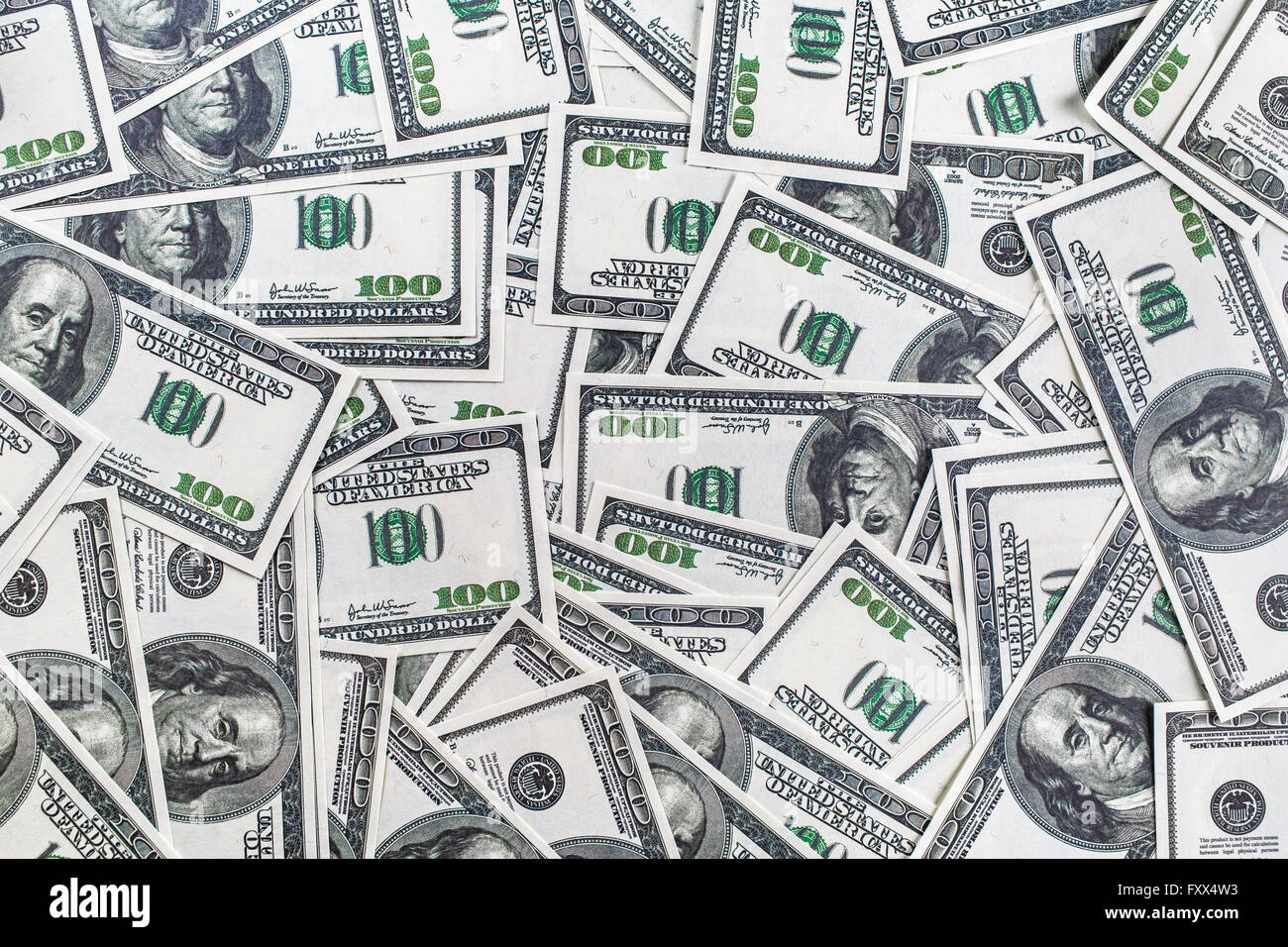 Denaro falso sfondo. Lo sfondo da una varietà di banconote da cento dollari. Foto Stock