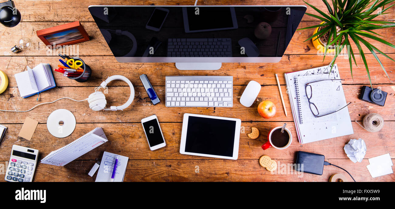 Scrivania con vari gadget e forniture per ufficio. Lay piatto Foto