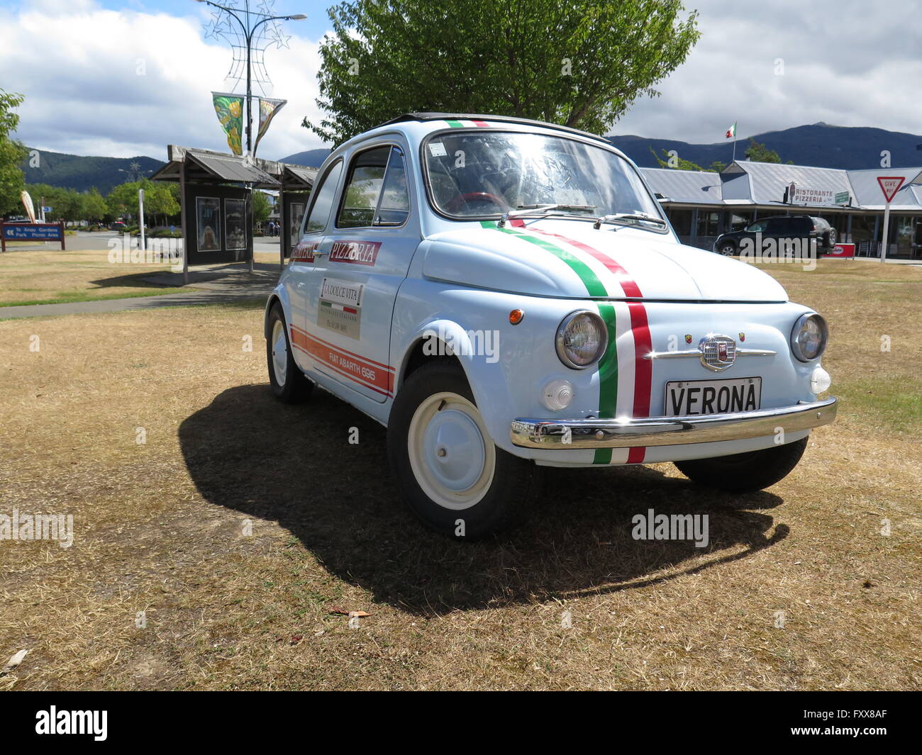 Fiat 500 promuovere una pizzeria ristorante a Te Anau, Isola del Sud, Nuova Zelanda Foto Stock
