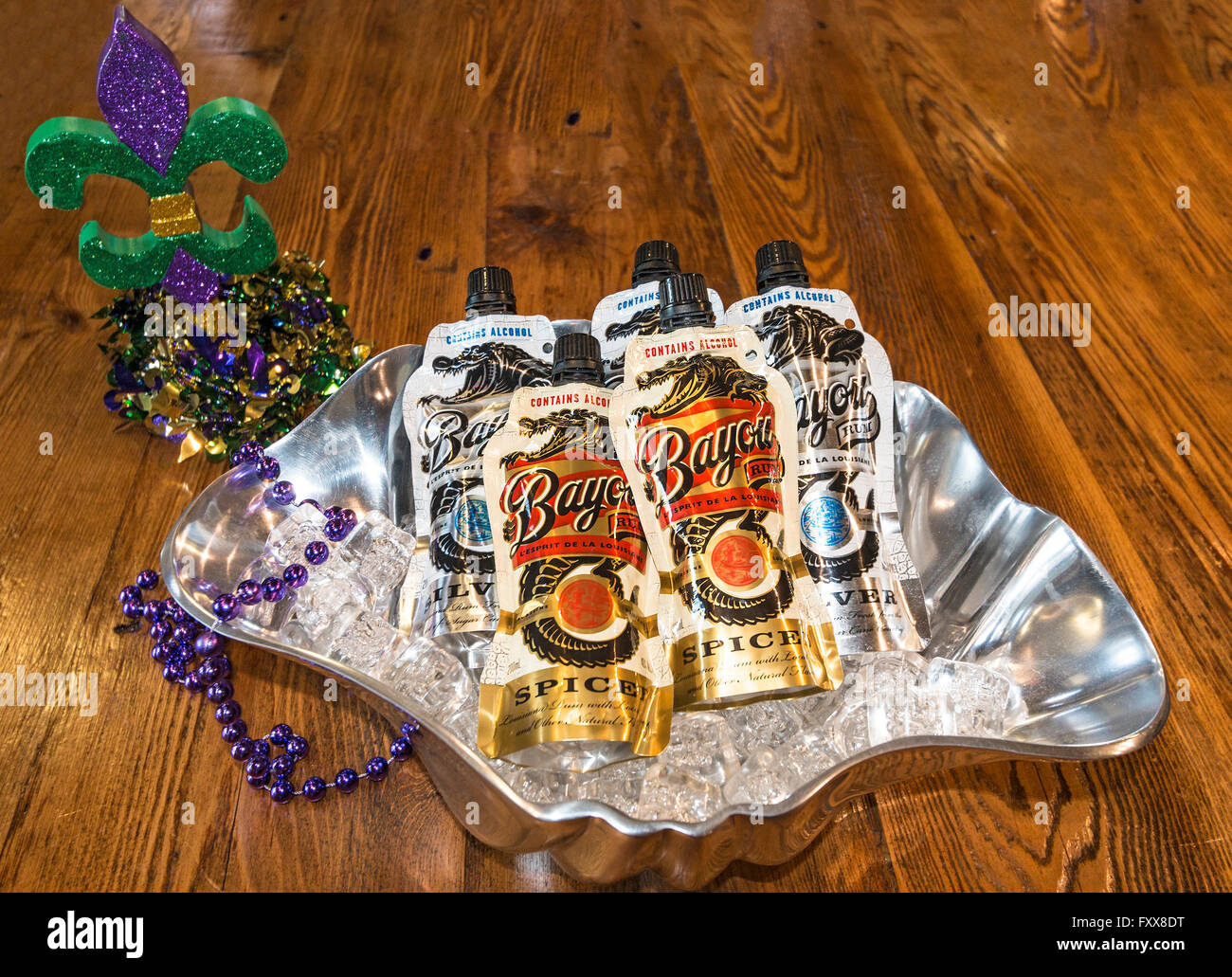 Risigillabili, flessibili soft pack per il Bayou Rum...creato per essere utilizzato quando il vetro non è pratico. Visto con il Mardi Gras decorazione. Foto Stock