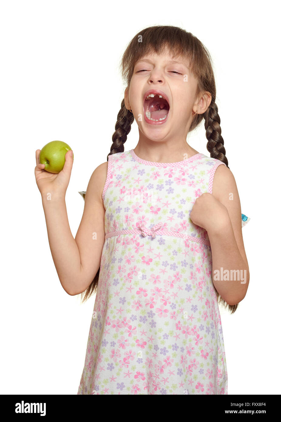 Dente perduto ragazza bambino ritratto con mela verde, studio shoot isolati su sfondo bianco Foto Stock