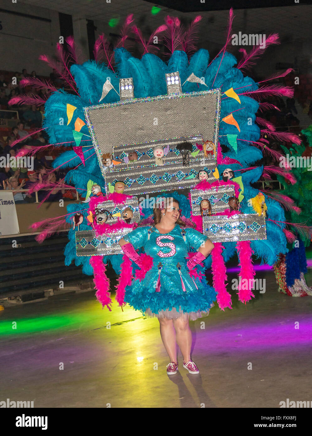 I festaioli a marzo per la parata di Krewes in Lake Charles Civic Center, tenutasi durante il Lake Charles family friendly Mardi Gras. Foto Stock