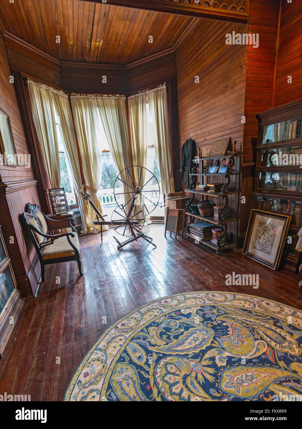 Due antiche in legno ruote piroettanti, chiamato anche filati per maglieria Macchine bobinatrici, utilizzato per filare la lana in filato. Foto Stock