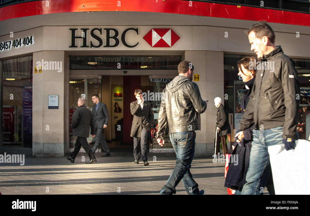 Regno Unito - 9 DIC 2013: la gente a piedi passato la banca HSBC brand in Liverpool, UK. Con sede in Londra, Foto Stock