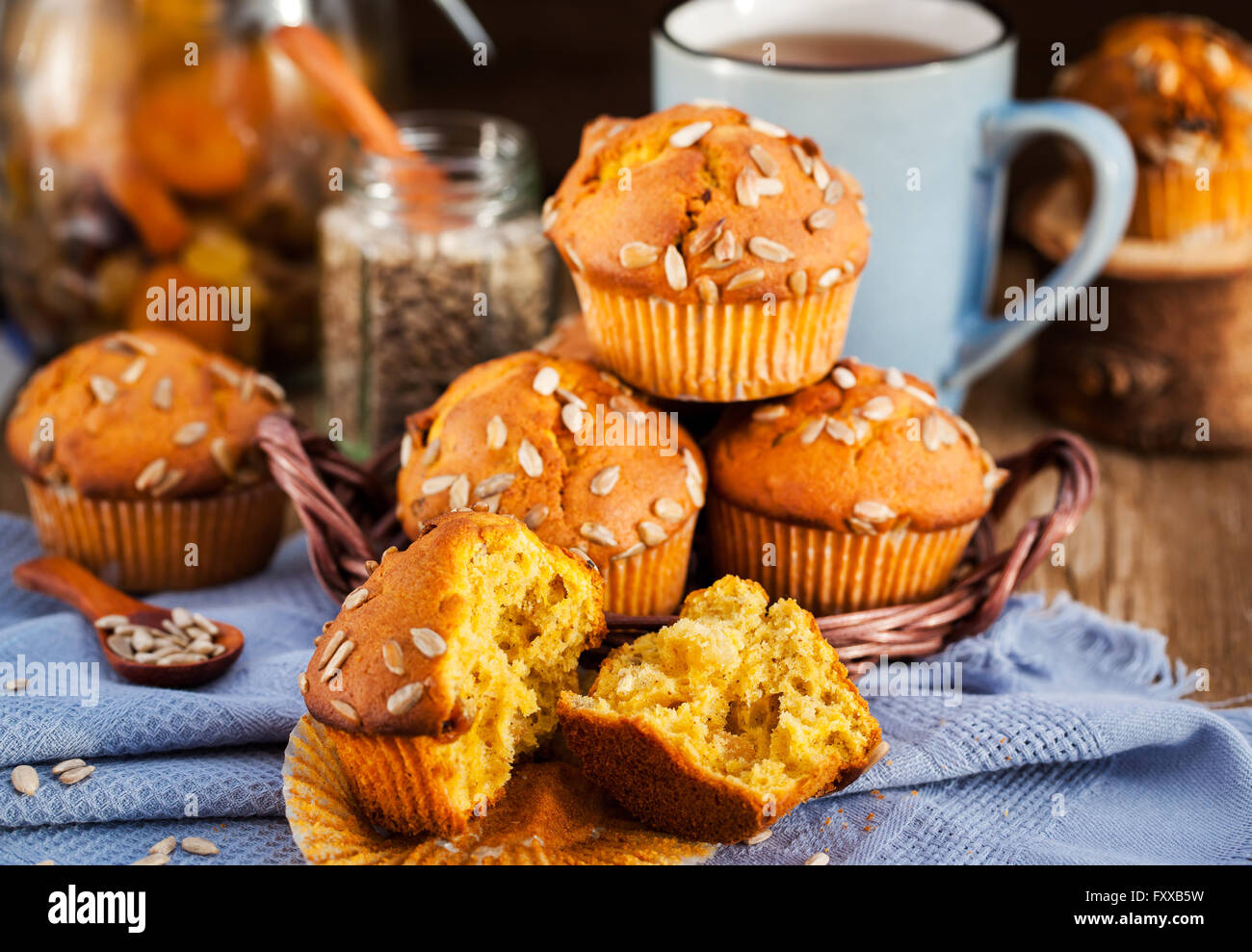 Freschi Fatti in casa deliziosi muffin di zucca con semi di girasole per la prima colazione Foto Stock