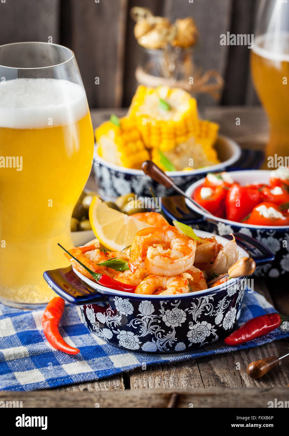 Selezione di tapas spagnole antipasti - Gamberetti, pepe, olive, grano e bicchieri di birra Foto Stock