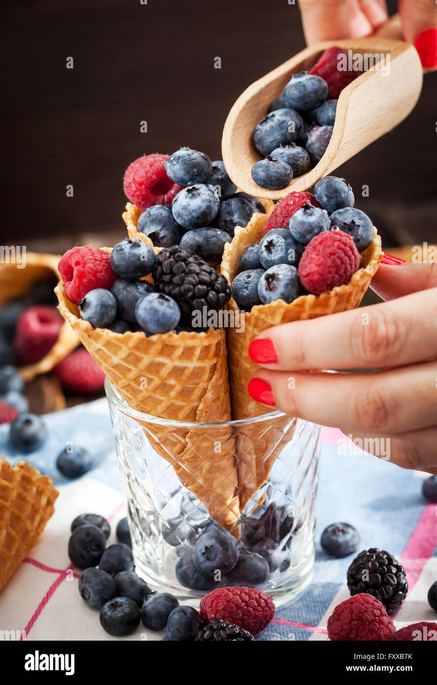 Fresh mirtillo, mora e lampone nel cono di cialda Foto Stock