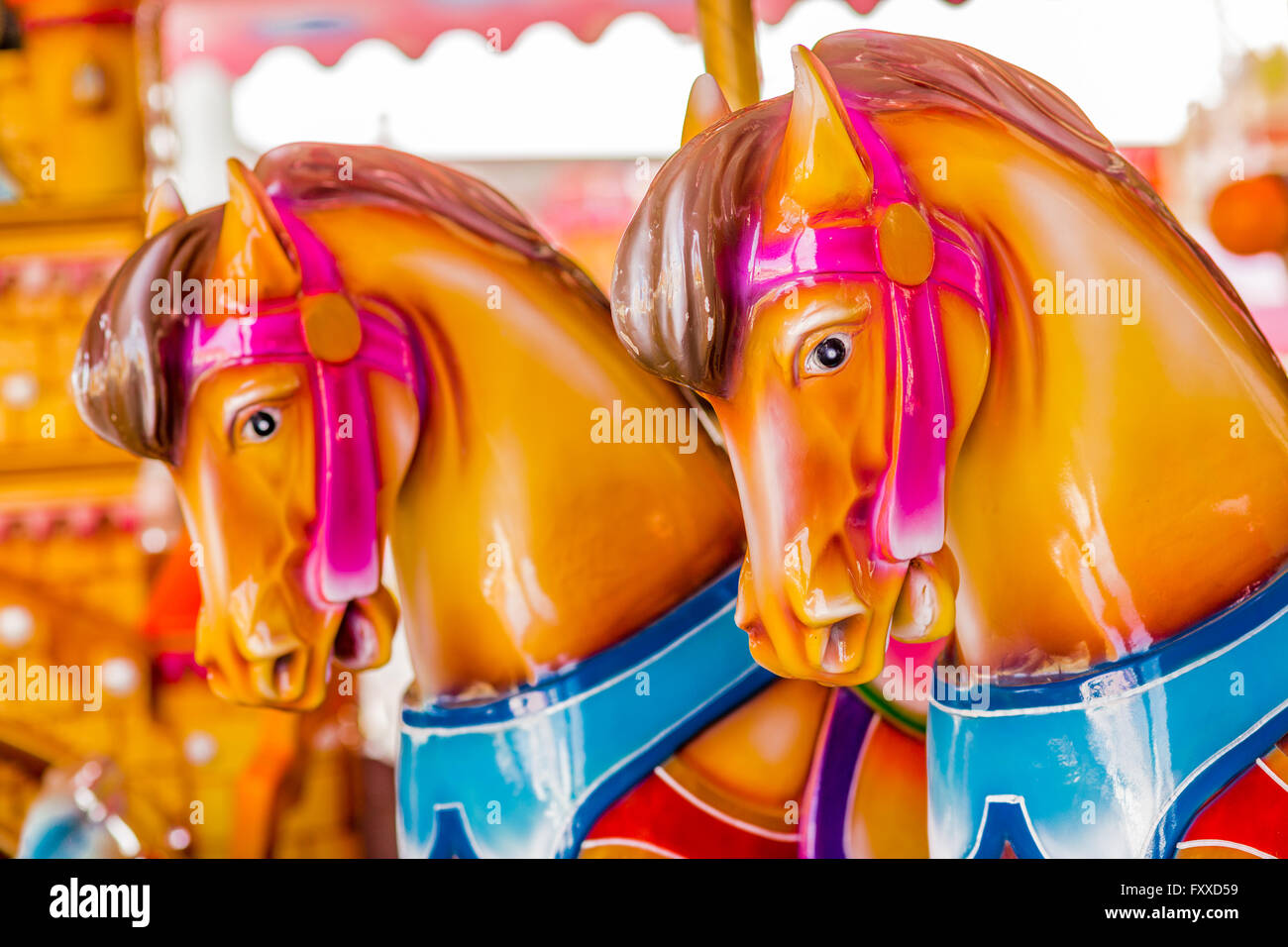 Close up merry-go-round sedili, cavalli al galoppo Foto Stock