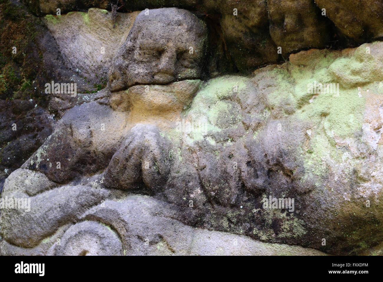 Altare di pietra scolpita nella pietra arenaria - dettaglio della testa di un angelo orante Foto Stock