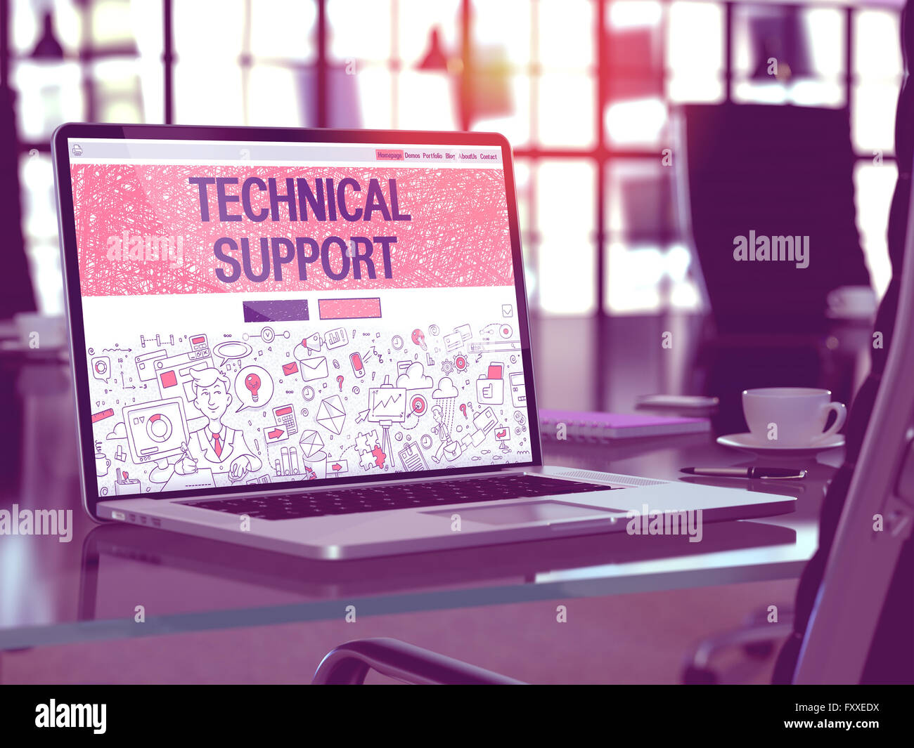 Supporto tecnico sul computer portatile in ambiente di lavoro moderno sfondo. Foto Stock