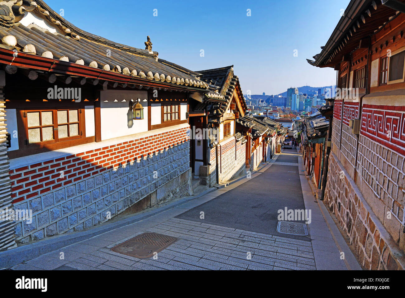 Scena di strada nella città vecchia di il villaggio di Bukchon Hanok a Seoul, Corea del Sud Foto Stock