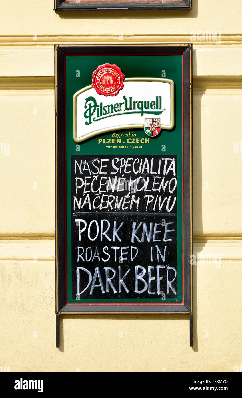 Praga, Repubblica Ceca. Menu fuori ristorante / pub che mostra specialità in ceco e inglese Foto Stock