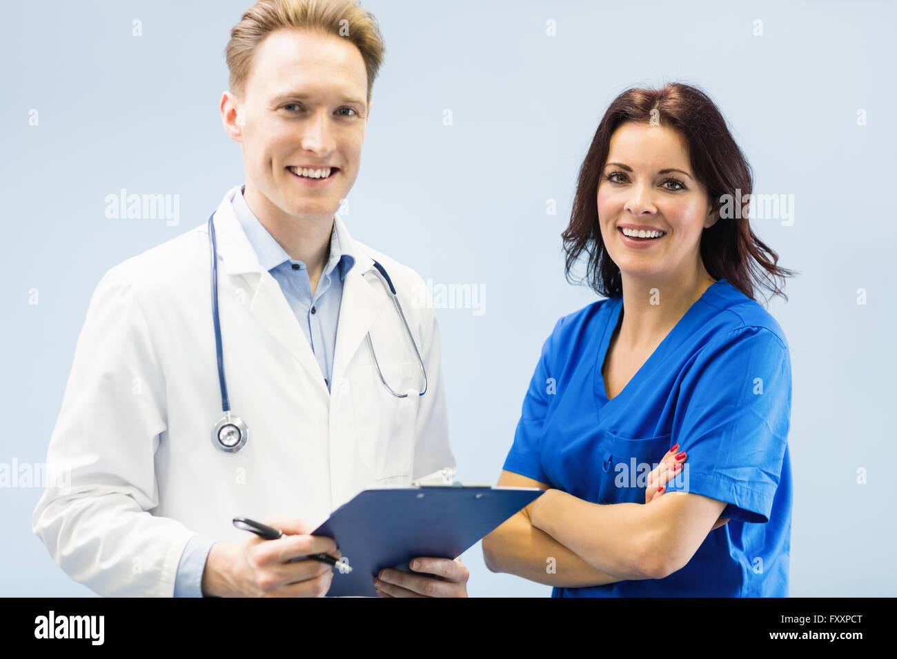 Ritratto di felice di veterinari in piedi con una clipboard Foto Stock