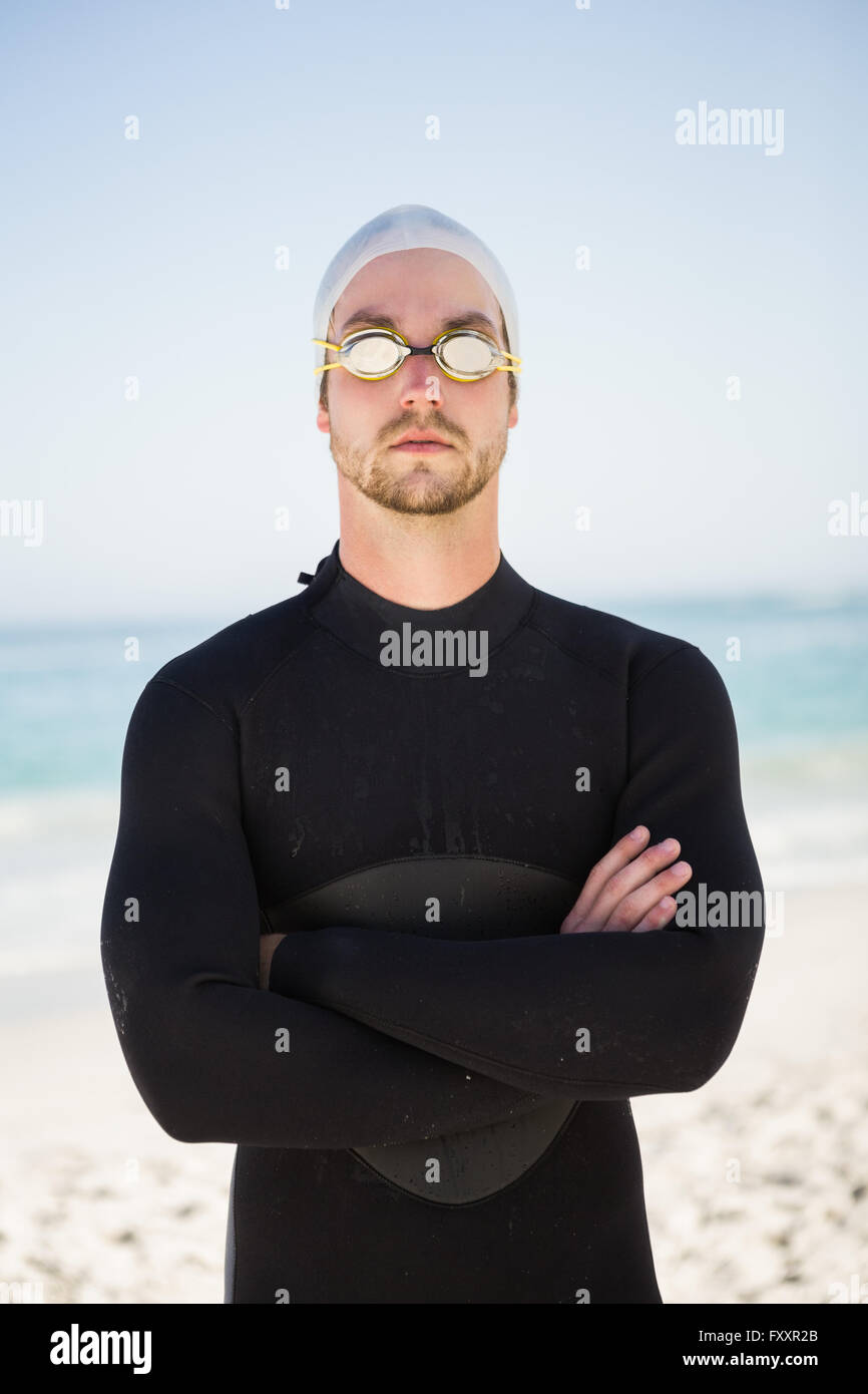 Uomo bello indossare la cuffia e gli occhiali di protezione Foto Stock