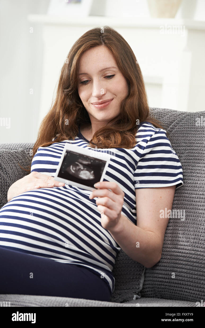 Donna incinta Holding di scansione ad ultrasuoni del bambino Foto Stock