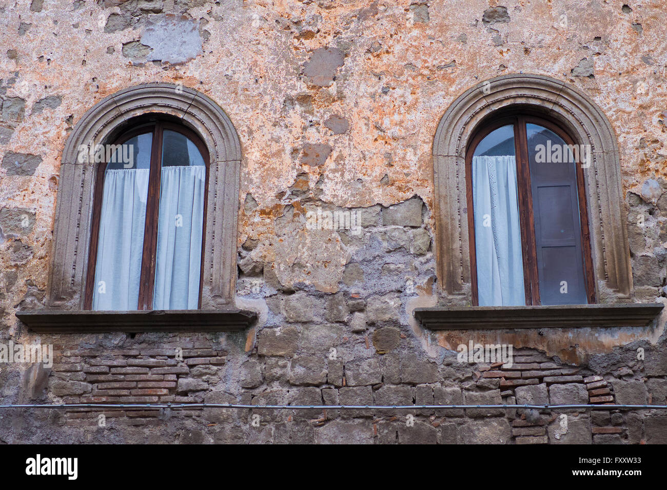 Finestre ad arco in Viterbo Italia Foto Stock