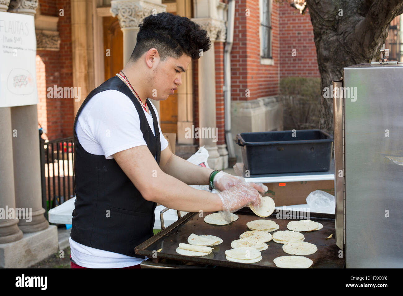 Detroit, Michigan - gioventù cattolica gruppo serve cibo dopo la messa domenicale. Foto Stock