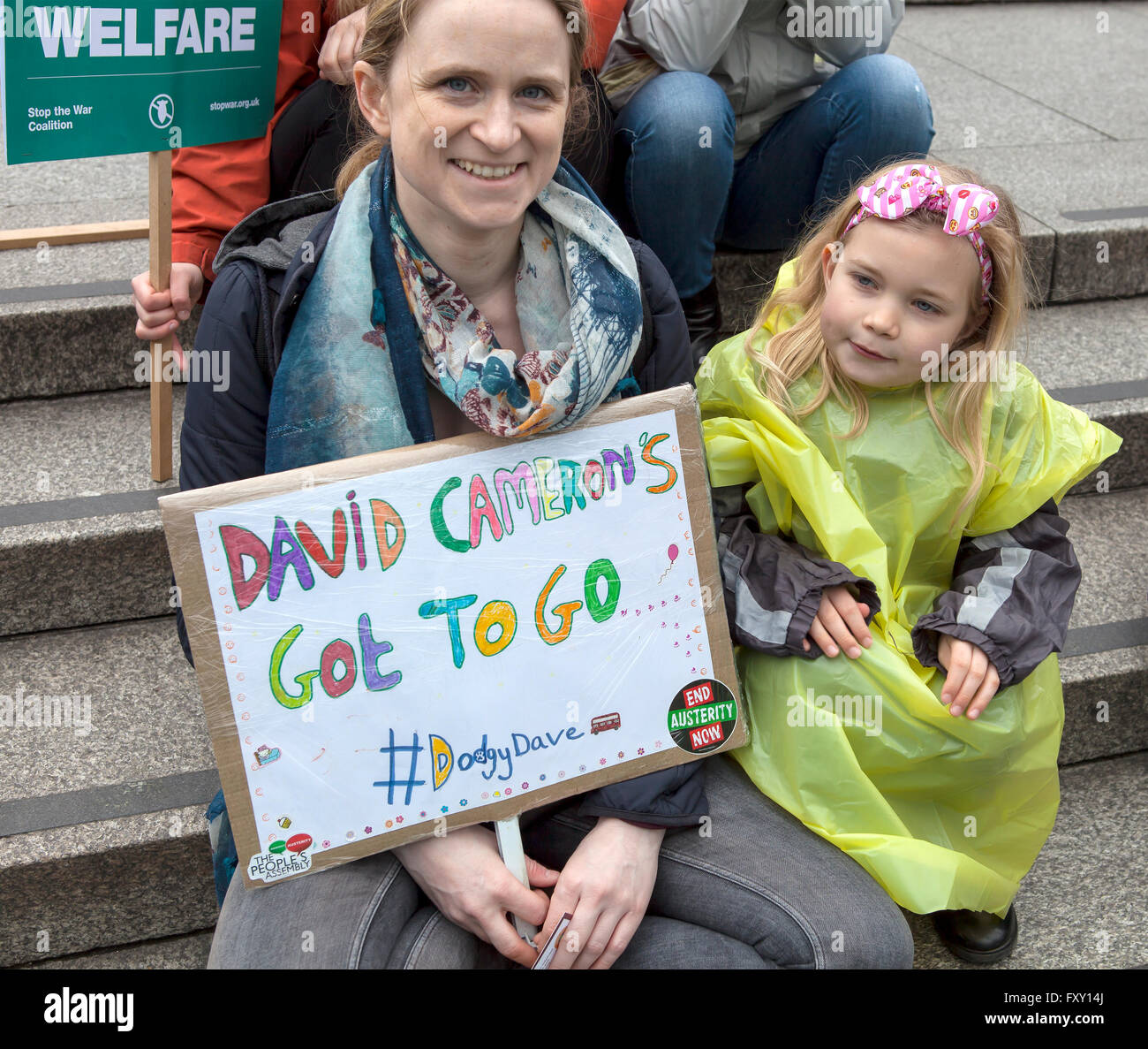 Una madre e figlia, in un rally dopo il marzo contro le misure di austerità introdotte dal governo, Foto Stock