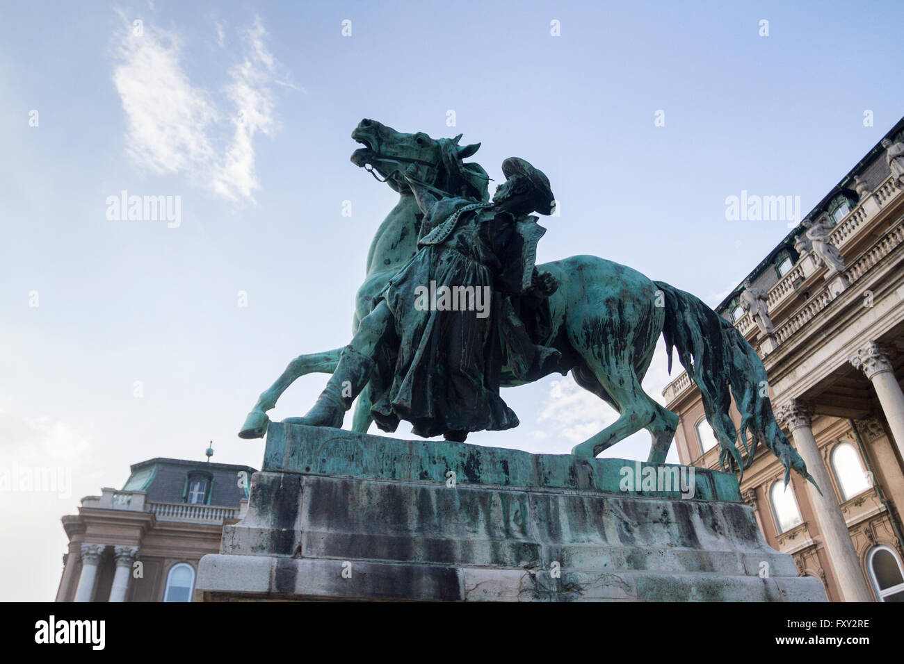 Statua equestre di Vastagh György nel Castello di Buda, la Galleria Nazionale di Budapest, Ungheria. Foto Stock