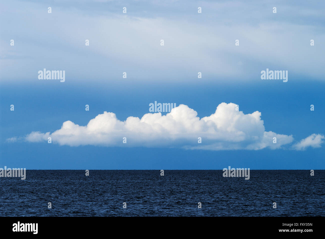 Seascape con il bianco cumulus cloud sopra il Mar Baltico. Gdansk Bay, Pomerania, Polonia settentrionale. Foto Stock