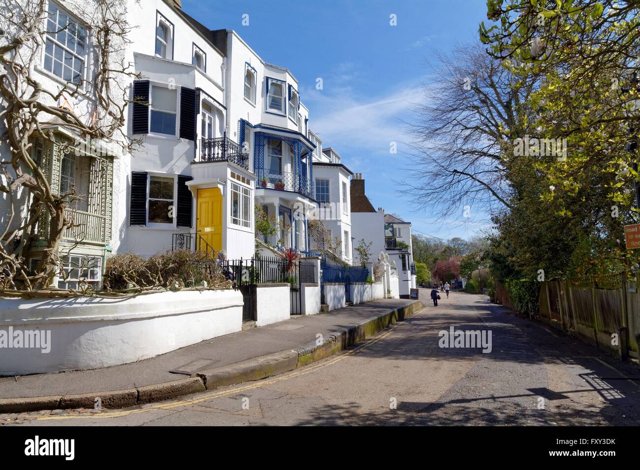 Bianco elegante case con facciata su Riverside Twickenham West London Foto Stock