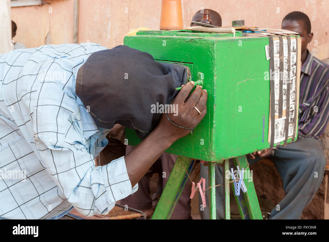 Fotografo di strada a lavoro con una vista in legno fotocamera in Mopti, Mali Foto Stock