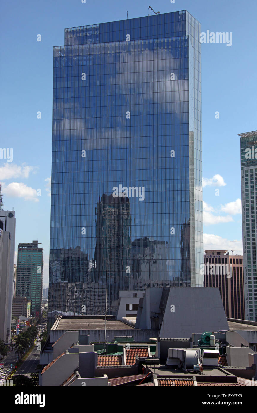 Edificio alto dal Peninsula Hotel Manila Filippine ASIA 18 Aprile 2015 Foto Stock