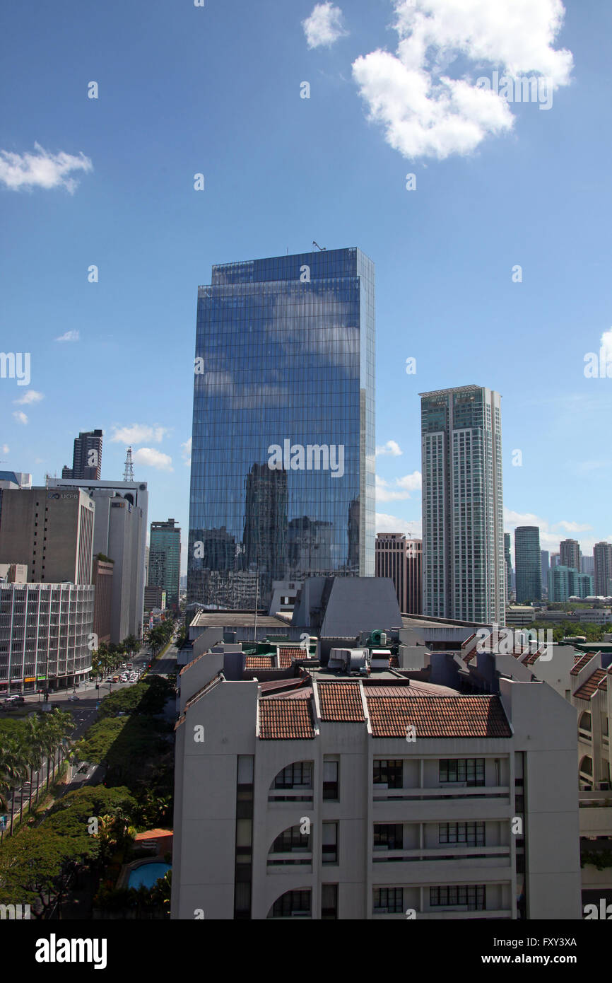 Edificio alto dal Peninsula Hotel Manila Filippine ASIA 18 Aprile 2015 Foto Stock