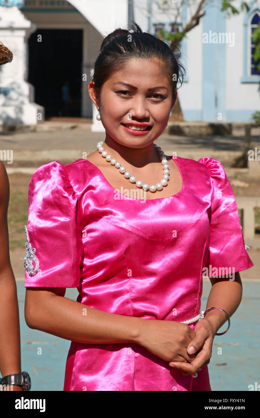 Donna locale nella Cattedrale dell Immacolata Concezione a Puerto Princesa PALAWAN FILIPPINE ASIA 22 Aprile 2015 Foto Stock