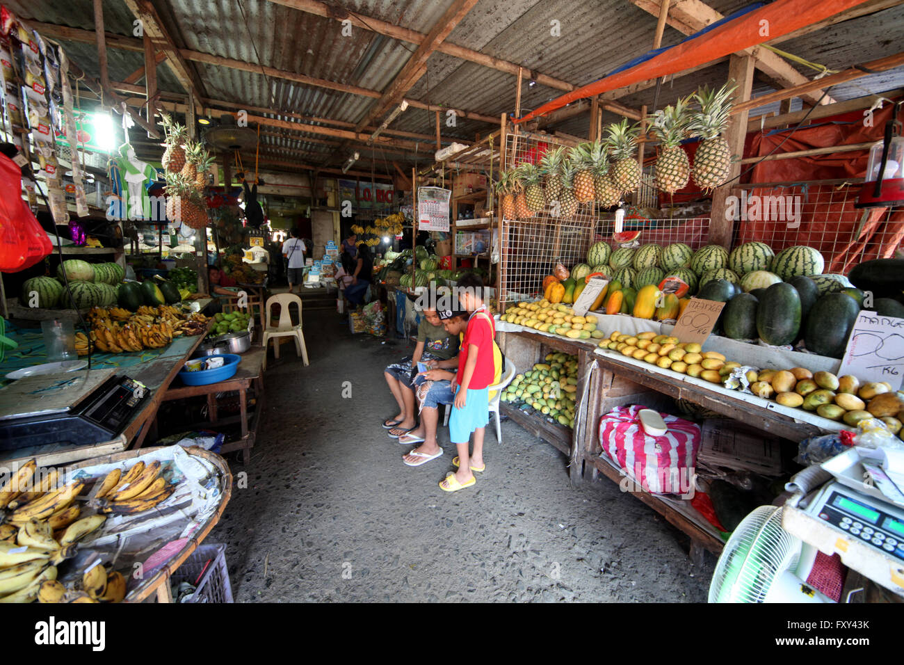Ananas & anguria in stallo Puerto Princesa FILIPPINE ASIA 23 Aprile 2015 Foto Stock