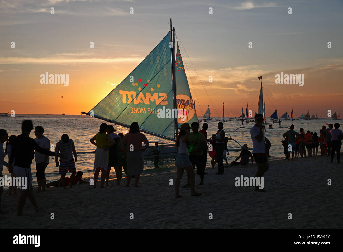 Profilarsi la folla di gente che aspetta il tramonto BORACAY filippine il 28 aprile 2015 Foto Stock