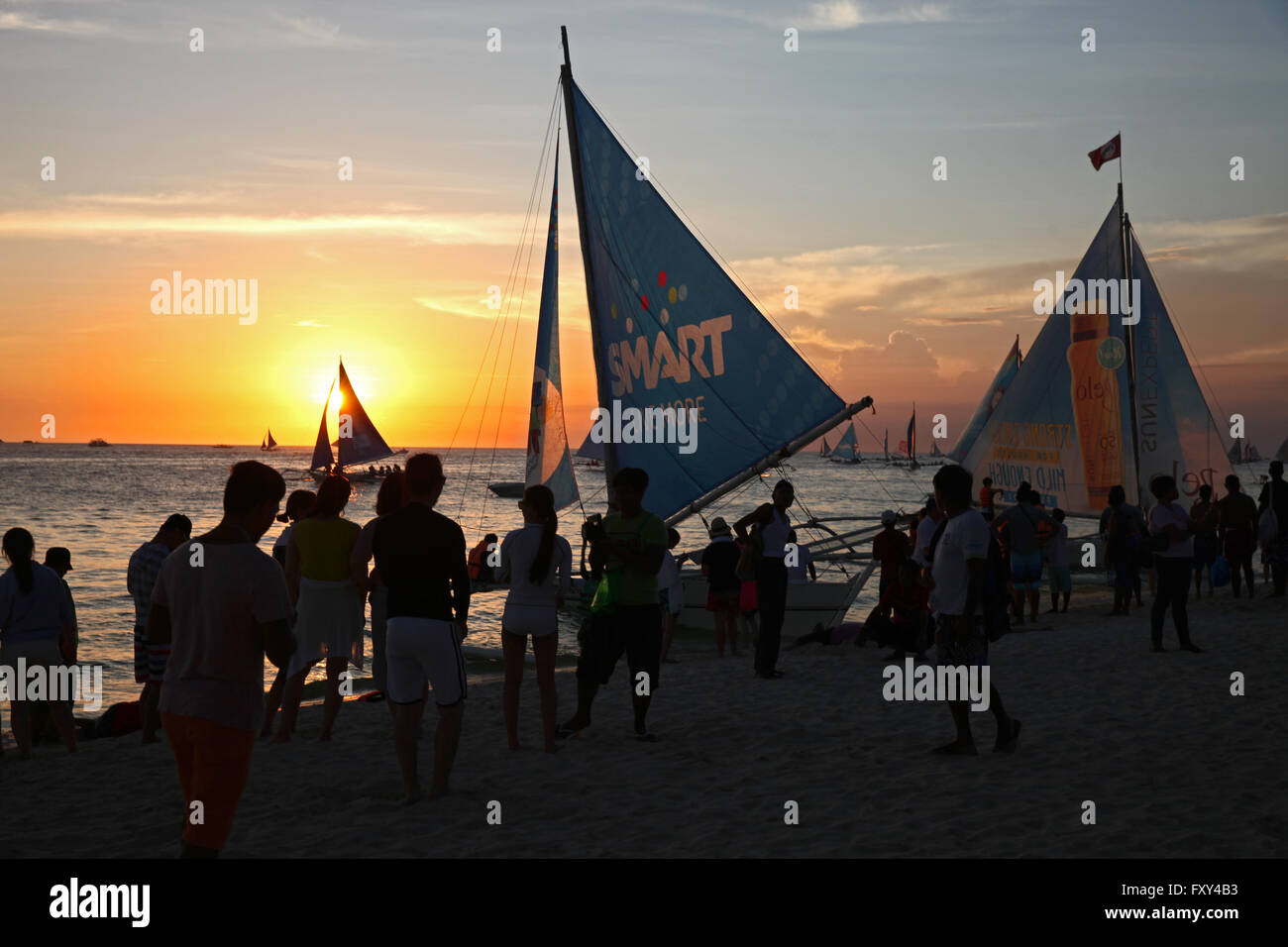 Profilarsi la folla di gente che aspetta il tramonto BORACAY filippine il 28 aprile 2015 Foto Stock