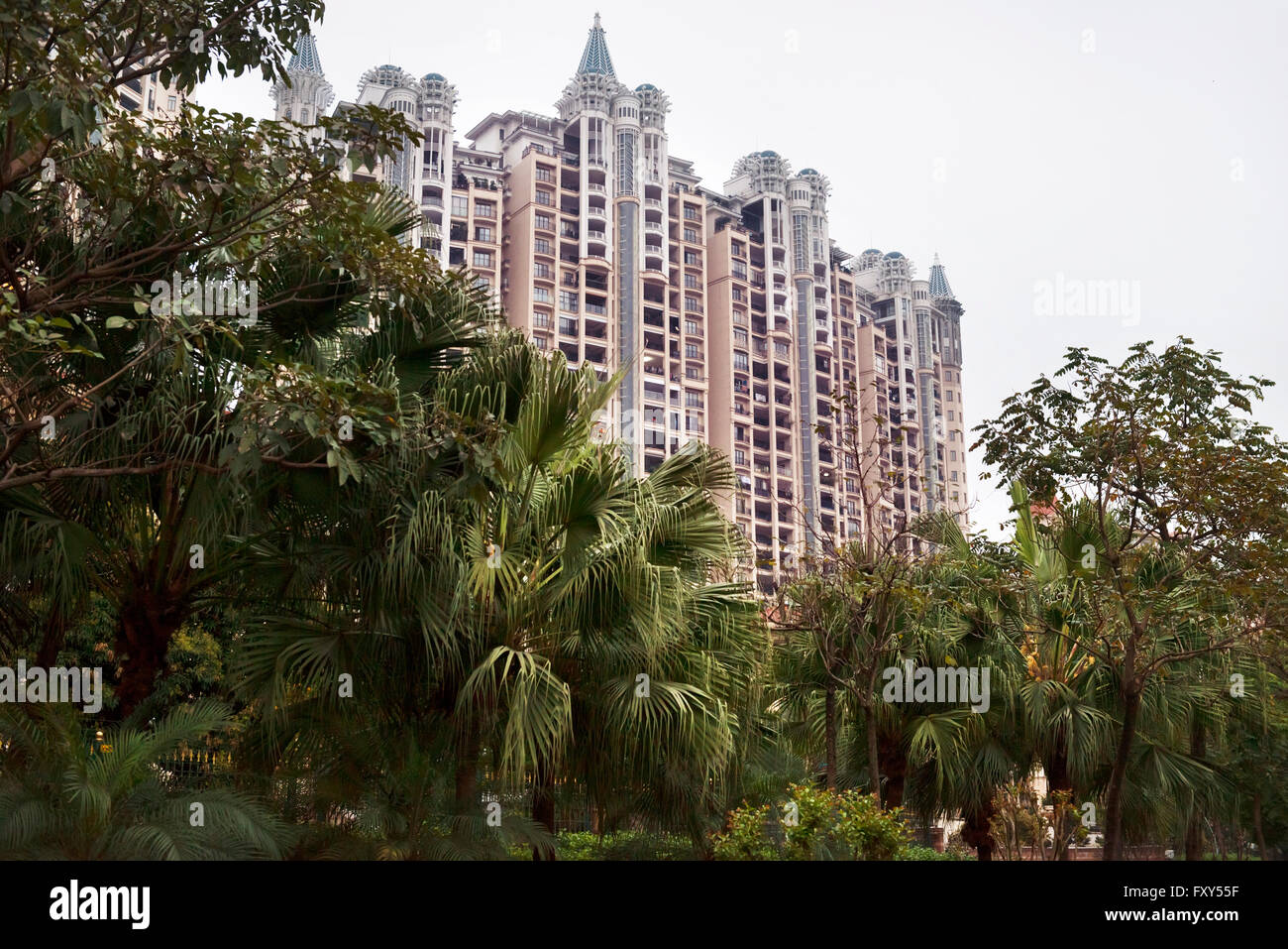 Il lusso di alto-aumento in condominio in un costoso quartiere residenziale in Hu Jing Lu, Chancheng Qu, Huanhu giardino, Foshan City, Guangd Foto Stock