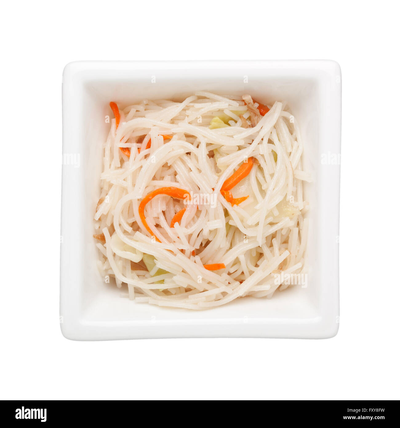 Mescolare il riso fritto vermicelli in un recipiente quadrato isolato su sfondo bianco Foto Stock