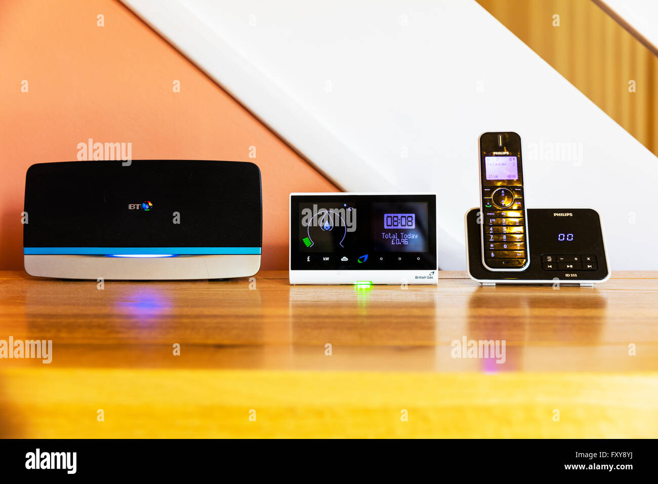 La tecnologia in casa wi fi smart meter telefono cordless prodotti domestici case tech hub wifi 5 ELETTRICI BT il consumo di energia elettrica Foto Stock