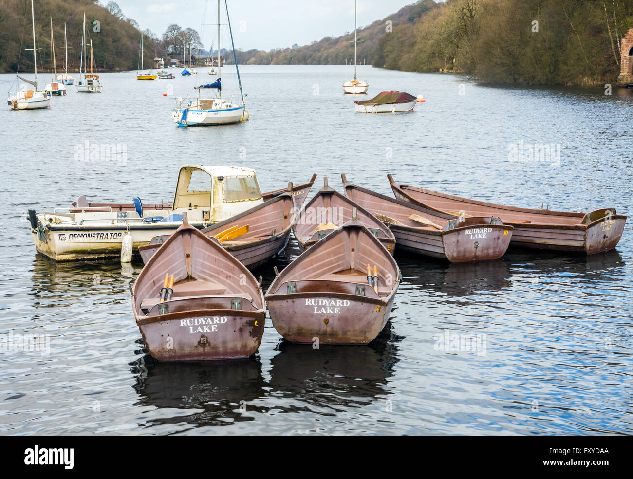 Barche ancorate sul Lago di Rudyard in Staffordshire. su un instabile freddo giorno Foto Stock