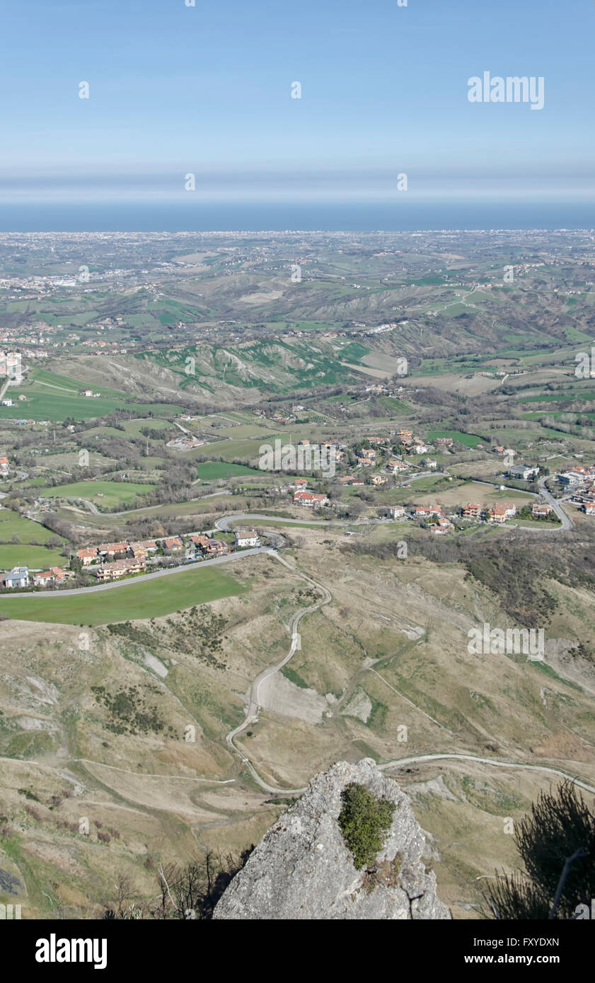 Il paesaggio mozzafiato da sopra un monte Titano Foto Stock
