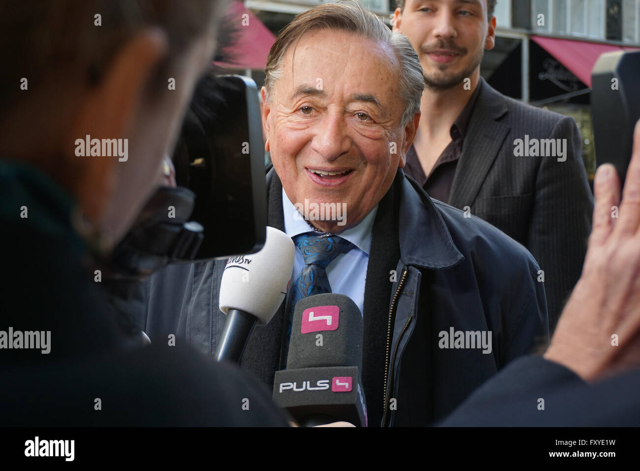 Richard e Cathy Lugner fare campagna elettorale di Vienna dotato di: Richard Lugner dove: Vienna, Austria quando: 18 Mar 2016 Foto Stock