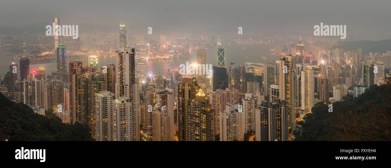 Vista su Hong Kong dal Victoria Peak, gli illuminati skyline di Central si trova al di sotto del picco, il Victoria Peak di Hong Kong, Cina Foto Stock